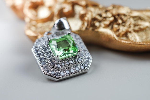 Edler Anhänger mit Diamant Schöner Design-Anhänger mit grünen Edelsteinen