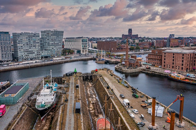 Edmund Gardner-Schiff im Trockendock in Liverpool, England. Luftaufnahme von Liverpool.