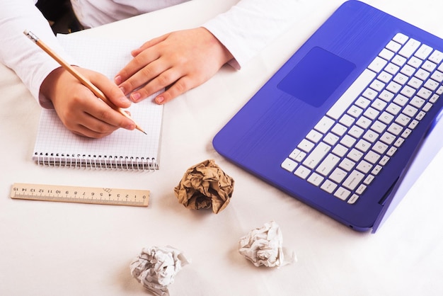 Educação a distância a distância. estudante de doença estudando em casa com laptop azul na mesa fazendo lição de casa. fechar-se