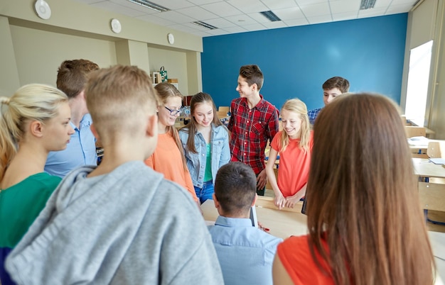 educação, aprendizagem, ensino, tecnologia e conceito de pessoas - grupo de alunos e professores com computador tablet pc na escola