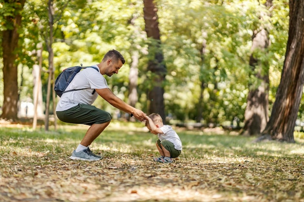 Educação brincando no mato e atividades em família