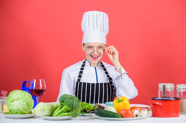 Educação culinária. Especialista em culinária. Chef de mulher cozinhando alimentos saudáveis. Ingredientes de vegetais frescos para cozinhar a refeição. Conceito de escola de culinária. Mulher de avental sabe tudo sobre arte culinária.