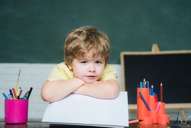 Educação do dia dos professores para aluno na escola primária e educação educação de conceito de escola