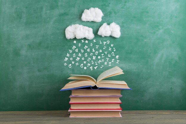 Educação e leitura de conceito criativo chuva de letras cai em uma inspiração de livro aberto para escrever um conto de fadas