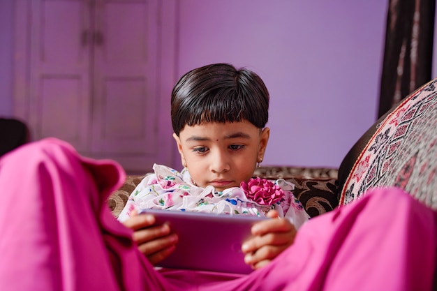 Educação em casa Aluna menina asiática aprendendo aula virtual on-line na Internet