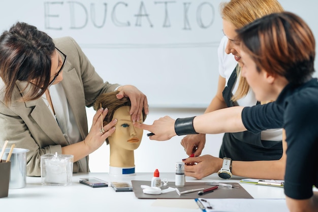 Educação em cosmetologia para sobrancelhas de maquiagem permanente no Beauty Esthetic Center