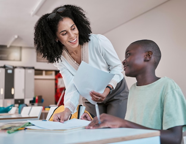 Educação em papel ou professor feliz com uma criança em uma classe para ajudar no desenvolvimento do aprendizado ou no estudo Escrevendo caderno ou sorrisos divertidos de mulheres negras ensinando conversando ou falando com um menino de escola africana