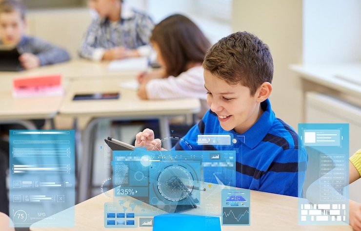 Foto educação, ensino fundamental, aprendizagem, tecnologia e conceito de pessoas - garotinho com computador tablet pc no intervalo na sala de aula sobre projeções de telas virtuais
