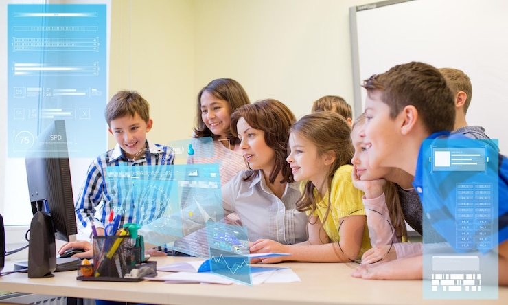 Foto educação, ensino fundamental, aprendizagem, tecnologia e conceito de pessoas - grupo de crianças com professor olhando para monitor de computador em sala de aula e projeção de tela virtual