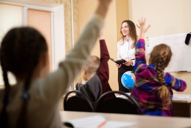 Foto educação, escola primária, aprendizagem e conceito de pessoas.