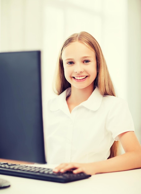 educação, escola, tecnologia e conceito de internet - menina estudante com computador na escola