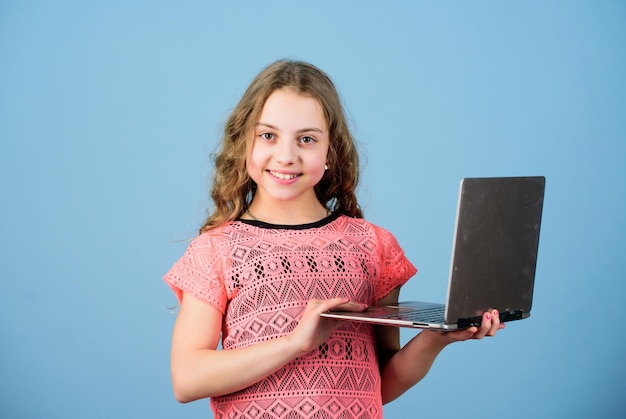 Educação escolar em casa, desenvolvimento infantil na era digital, jogar jogos de computador, fazer compras online, projeto de escola online, iniciar negócios, menina feliz com laptop, escola em casa, aprender, pequeno chefe