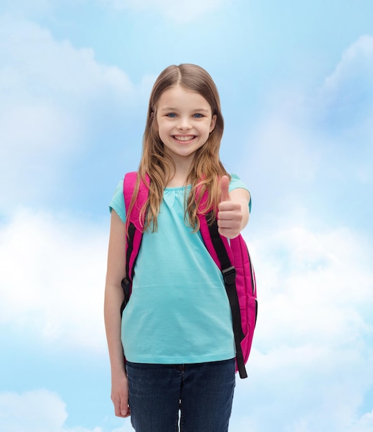 educação, gesto e conceito de escola - menina feliz e sorridente com mochila mostrando os polegares para cima