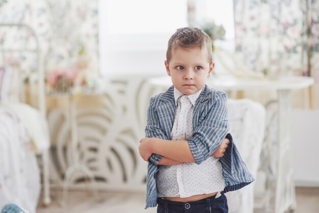 Educação, infância, pessoas, lição de casa e conceito de escola. Menino triste no casaco da escola