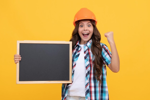 Educação infantil. copie o espaço para o anúncio. Feliz dia do trabalhador. trabalhador feliz adolescente segurar o quadro-negro. criança publicitária dia do trabalho. de volta à escola. criança apresentando informações de novidade.