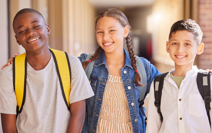 Foto educação infantil e retrato de amigos para estudar amizade e felicidade no corredor do prédio da escola alunos diversos de volta à escola e prontos para o aprendizado em grupo junto com a mochila no saguão
