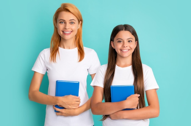 Educação infantil feliz aluno e estudante mãe e adolescente estudam professor particular e criança segurando pastas de trabalho família ajuda mãe e filha a manter livros amizade de volta à escola