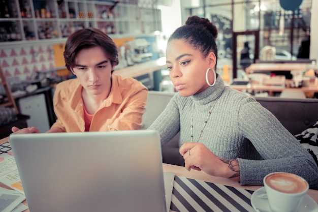 Educação informal. dois estudantes universitários aprendendo novas habilidades de programação juntos