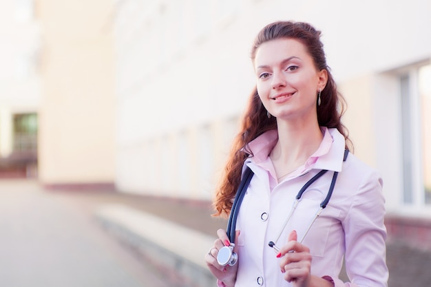 Educação médica moderna. Profissionais de saúde. Retrato de um médico simpático parecendo feliz