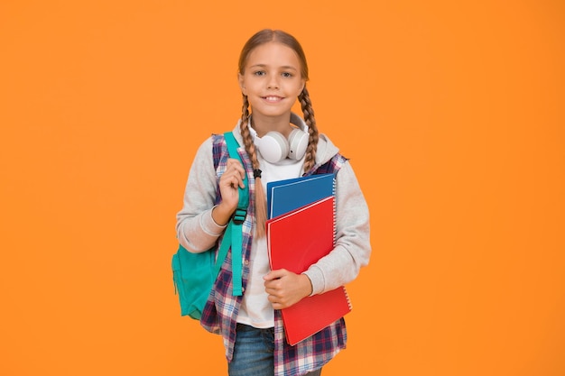 Educação moderna Escola particular Adolescente com mochila e livros Motivada e diligente Aluna elegante Garota garotinha na moda carrega mochila Vida diária da estudante Clube escolar