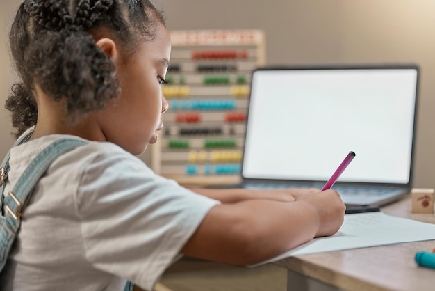 Educação on-line de maquete de laptop e e-learning com teste de redação de menina e aluno na mesa para aula de chamada de zoom Criança em casa estudando com maquete de tecnologia de ensino virtual e internet