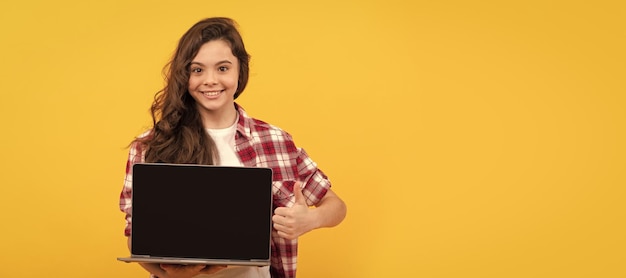 Educação on-line de volta à escola polegar para cima webinar pc anúncio Retrato de menina da escola com pôster horizontal de laptop Cabeçalho de banner com espaço de cópia