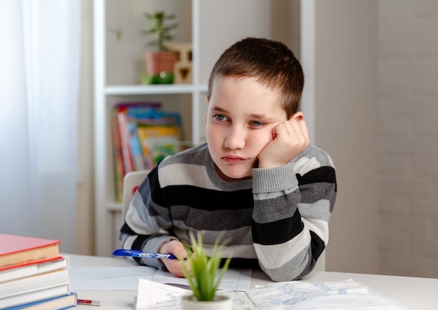 Educação on-line e ensino a distância aluno fazendo lição de casa na escola