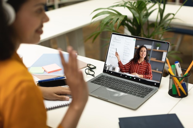 Educação on-line mulher negra usando laptop para aula de inglês com tutora feminina