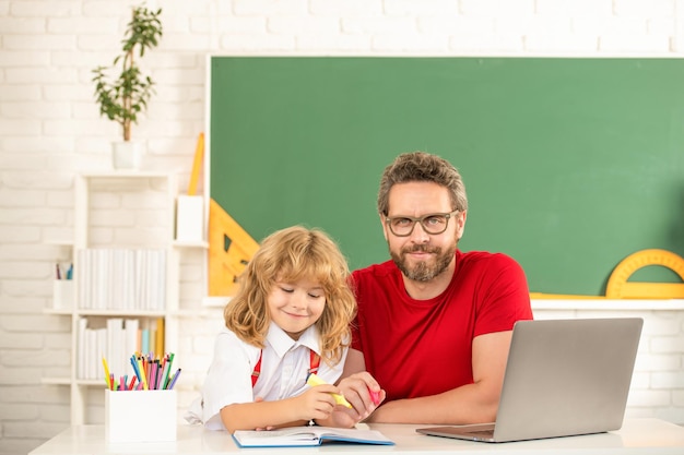 Educação on-line no laptop, pai e filho, usam tecnologia de comunicação moderna, blog familiar, infância e paternidade, menino feliz, estudo com professor masculino, vídeo-aula de webinar