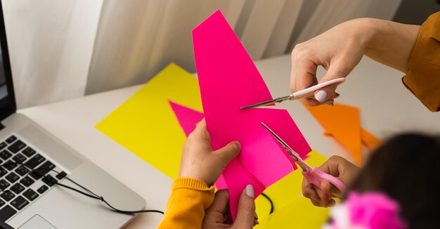 Educação online de crianças. Mãe e filha da pré-escola assistindo uma videoaula chamada chat curso criativo desenho de arte usando lapott em casa.