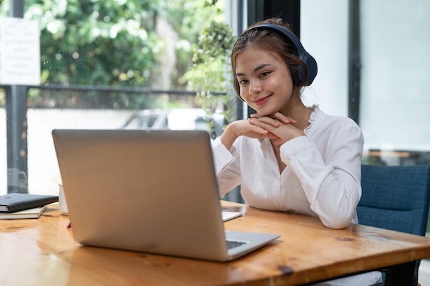 Educação online elearning jovem estudando remotamente usando um laptop ouvindo webinar online em casa