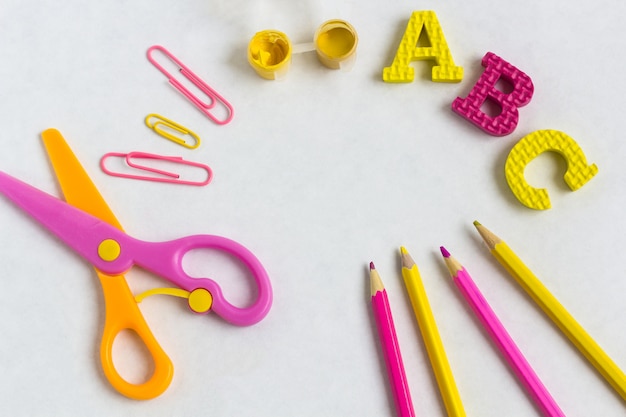 Educação ou volta às aulas. Material escolar Colorfull em branco