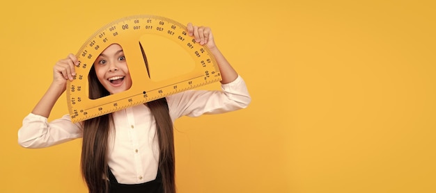 Educação para matemática infantil menina adolescente alegre segura régua de transferidor de volta à escola Banner de estudante estudante Retrato de aluno de escola com espaço de cópia