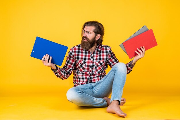 Educação pelo trabalho. Paciente do sexo masculino, segurando o formulário médico. conceito de negócio. estudante universitário estuda sozinho. ele está fazendo um cronograma. Pronto para venda. Homem interessado em trabalhar com papel de escritório.