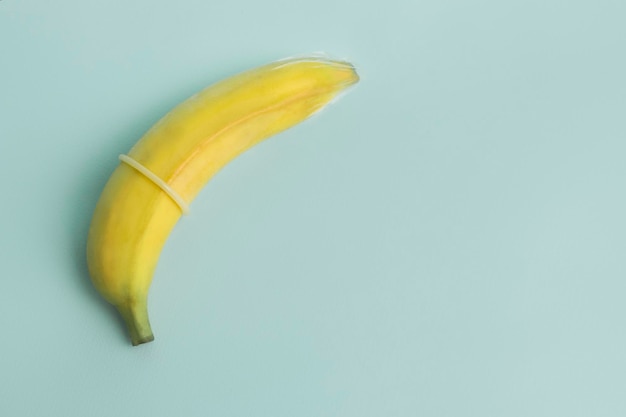 Educação sexual e sexo seguro Conceito de banana e preservativo do pênis na contracepção