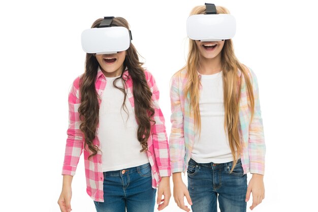 Educação virtual. Crianças usam hmd para explorar realidade virtual ou aumentada. Tecnologia do futuro. As meninas interagem com a realidade cibernética. Jogue o jogo cibernético e estude. Educação moderna. Tecnologias alternativas de educação.