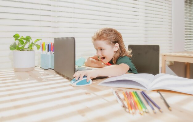 Educación y aprendizaje a distancia para niños que educan en el hogar a niños en edad escolar que ven clases de educación en línea