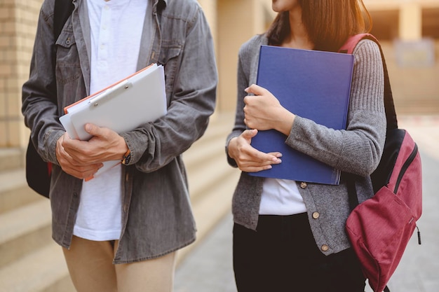 Educación, aprendizaje, estudiante, campus, universidad, concepto de estilo de vida. Dos estudiantes discuten sobre la preparación de exámenes, presentación, estudio, estudio para la preparación de exámenes en la Universidad.