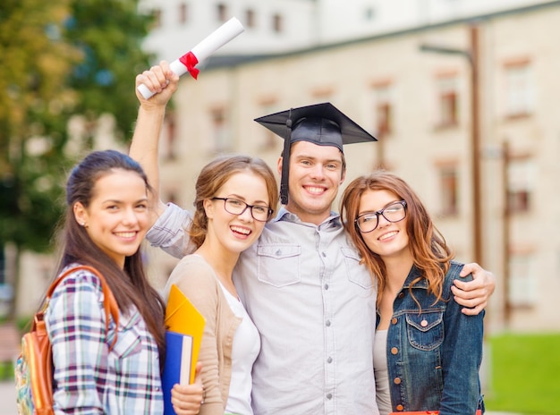 educación, campus y concepto adolescente - grupo de estudiantes o adolescentes con archivos, carpetas, anteojos y diploma