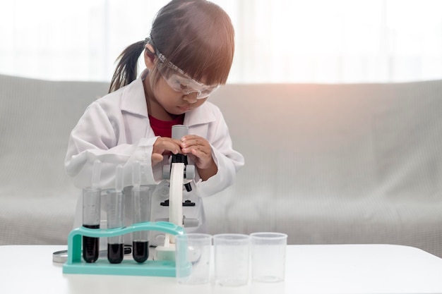 Educación ciencia química y niños concepto niños o estudiantes con tubo de ensayo haciendo experimentos en el laboratorio escolar