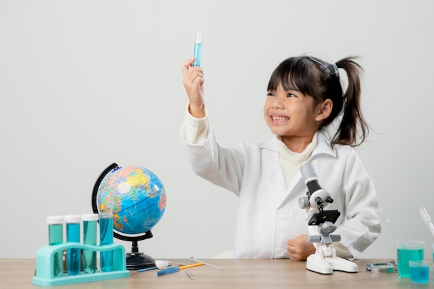 Educación ciencia química y niños concepto niños o estudiantes con tubo de ensayo haciendo experimentos en el laboratorio escolar