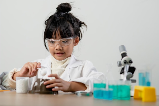 Educación ciencia química y niños concepto niños o estudiantes con tubo de ensayo haciendo experimentos en el laboratorio escolar