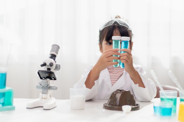 Educación ciencia química y niños concepto niños o estudiantes con tubo de ensayo haciendo experimentos en el laboratorio escolar