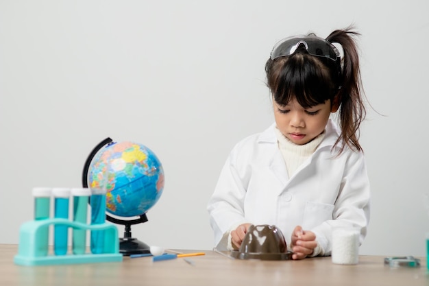 Educación ciencia química y niños concepto niños o estudiantes con tubo de ensayo haciendo experimentos en el laboratorio escolar