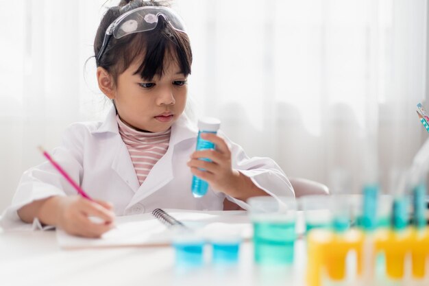 Educación ciencia química y niños concepto niños o estudiantes con tubo de ensayo haciendo experimentos en el laboratorio escolar