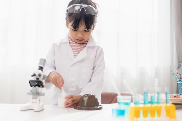 Educación ciencia química y niños concepto niños o estudiantes con tubo de ensayo haciendo experimentos en el laboratorio escolar