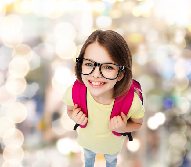 Foto educación y concepto escolar - adolescente feliz y sonriente en anteojos con bolsa