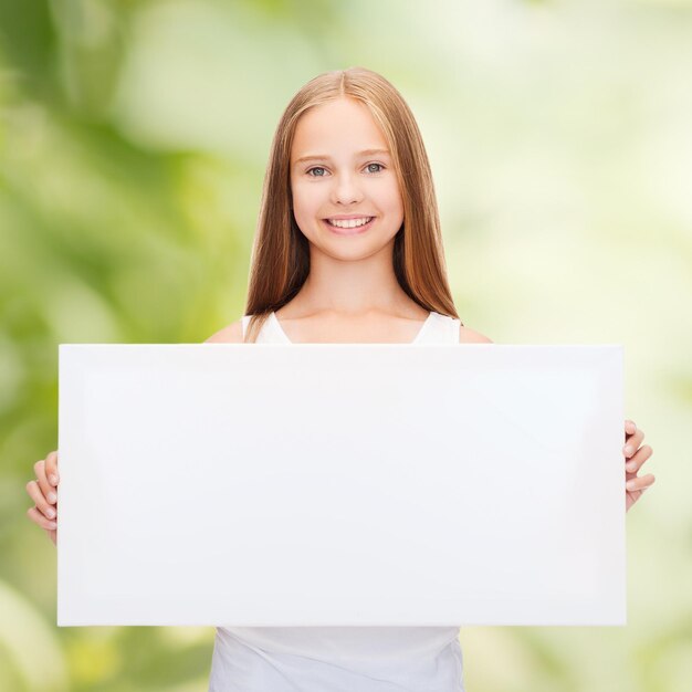 Educación y concepto de tablero en blanco - niña con tablero blanco en blanco