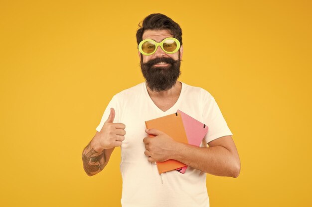 Educación para diseñadores Freak o artista Nivel avanzado Desarrollar su talento en cursos especiales Concepto de creatividad Nerd ratón de biblioteca Profesión creativa Publicación creativa Resolver tareas creativas