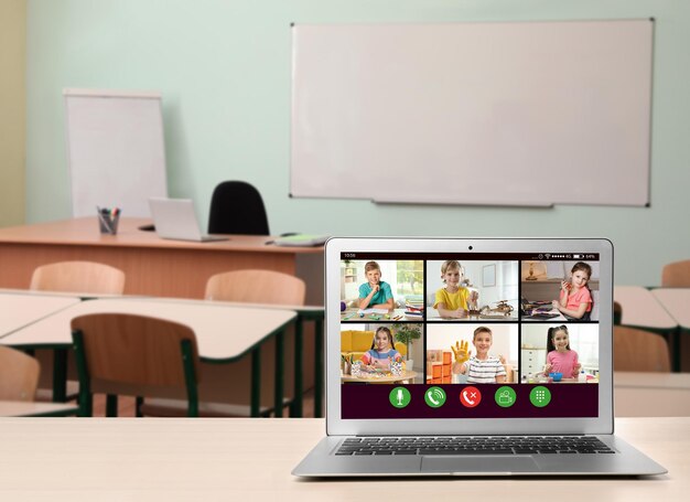 Educación a distancia durante la cuarentena y el bloqueo debido a la pandemia de Covid19 Computadora portátil moderna que muestra una lección escolar en línea en el aula